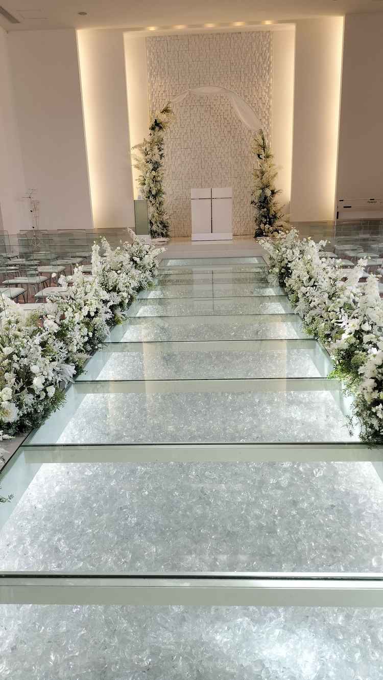 挙式会場の写真です。バージンロードが三重県唯一のガラス張りであるそうです。