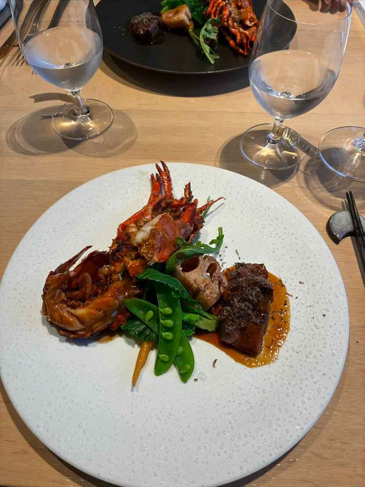 お料理です。決まったメニューはなく、2人の思い出の料理や地元料理など、1から考えていくそうです。