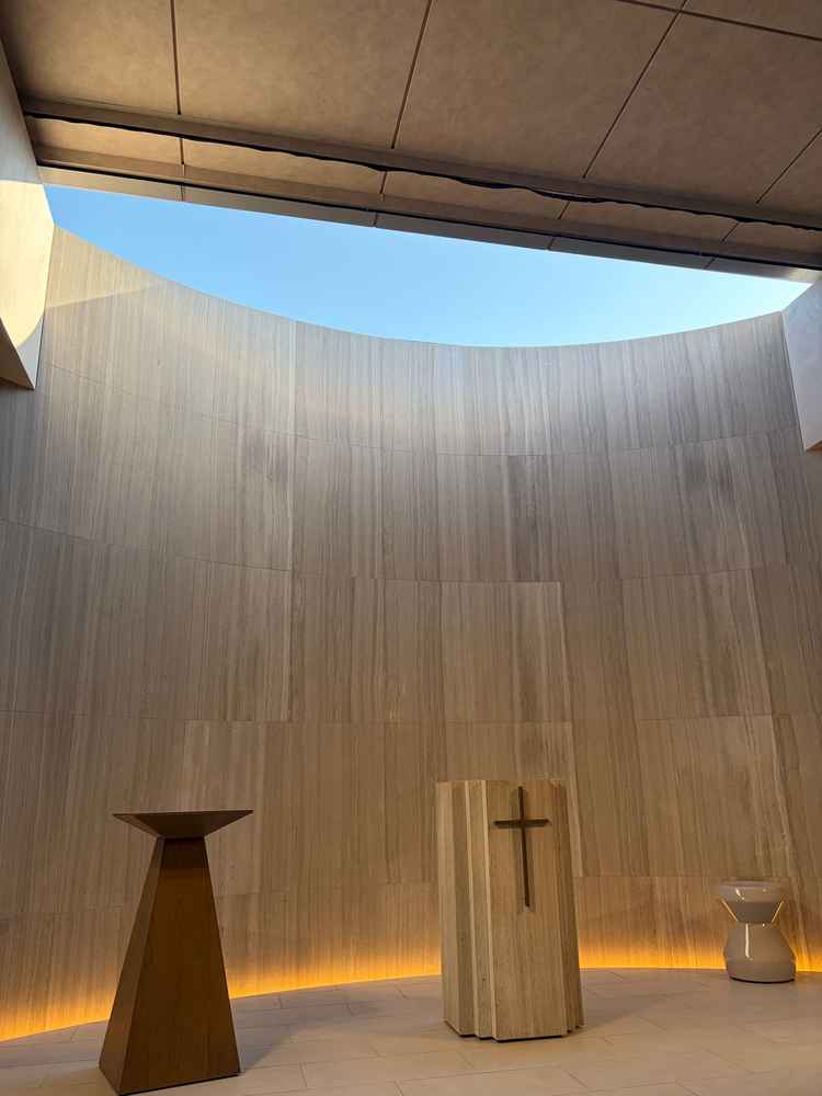 チャペルは天井屋根が空く仕様になっている。