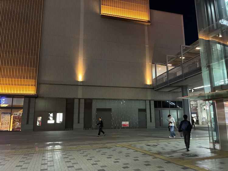 姫路駅からみたホテル。駅の2階から直結で、屋根もあるため安心。