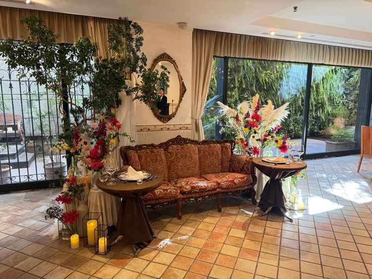 地下にある会場にもしっかり光が届いて明るい雰囲気