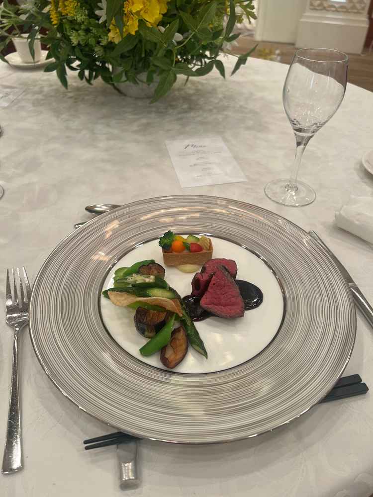 料理の写真。メインの料理は、お肉はもちろんまわりのお野菜がとても美味しかった。