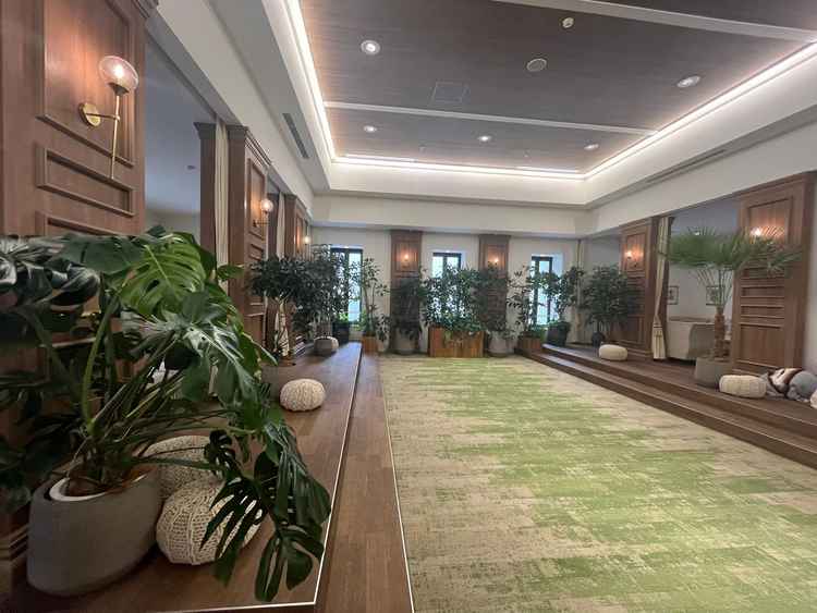 こちらに両家控室があり、ゲストが挨拶しやすいようにドアではなくカーテン式にしているそうです。