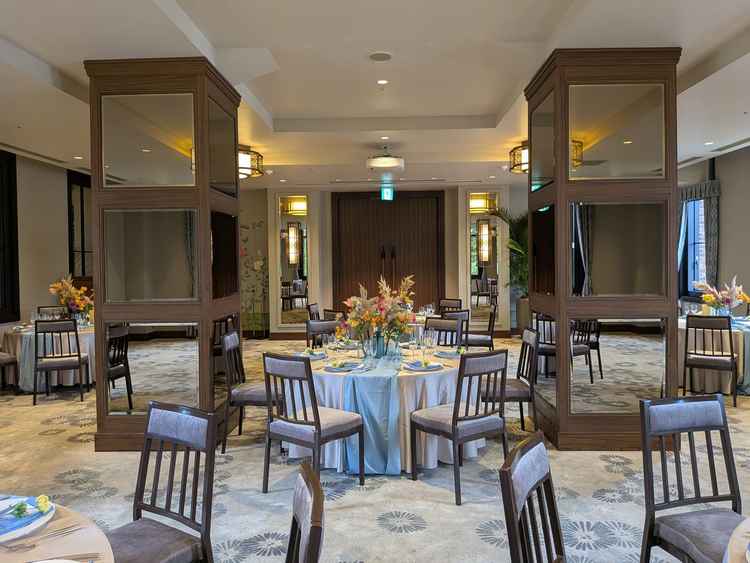 この会場では大きな柱が中央にありますが、ゲストから新郎新婦が見えるよう椅子の位置等配慮されてます。