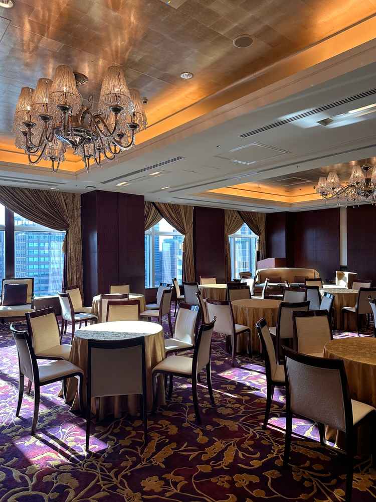 ゲストの控え室は広く作られており、窓もあるので開放感がある。装飾していなくても十分豪華なお部屋です。