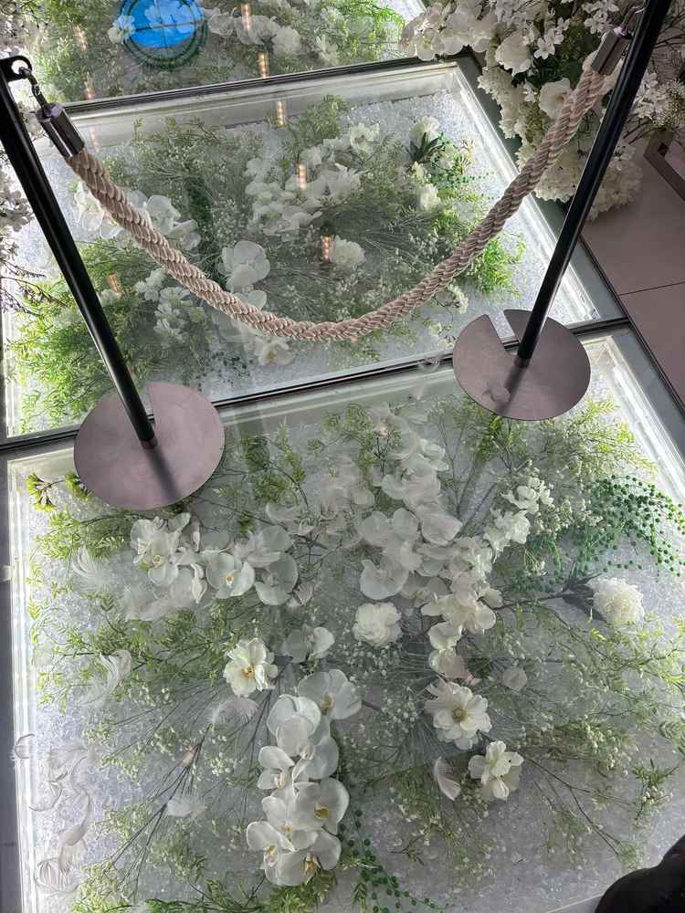 ヴァージンロードはガラスで素敵です。