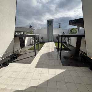 チャペル後のフラワーシャワー