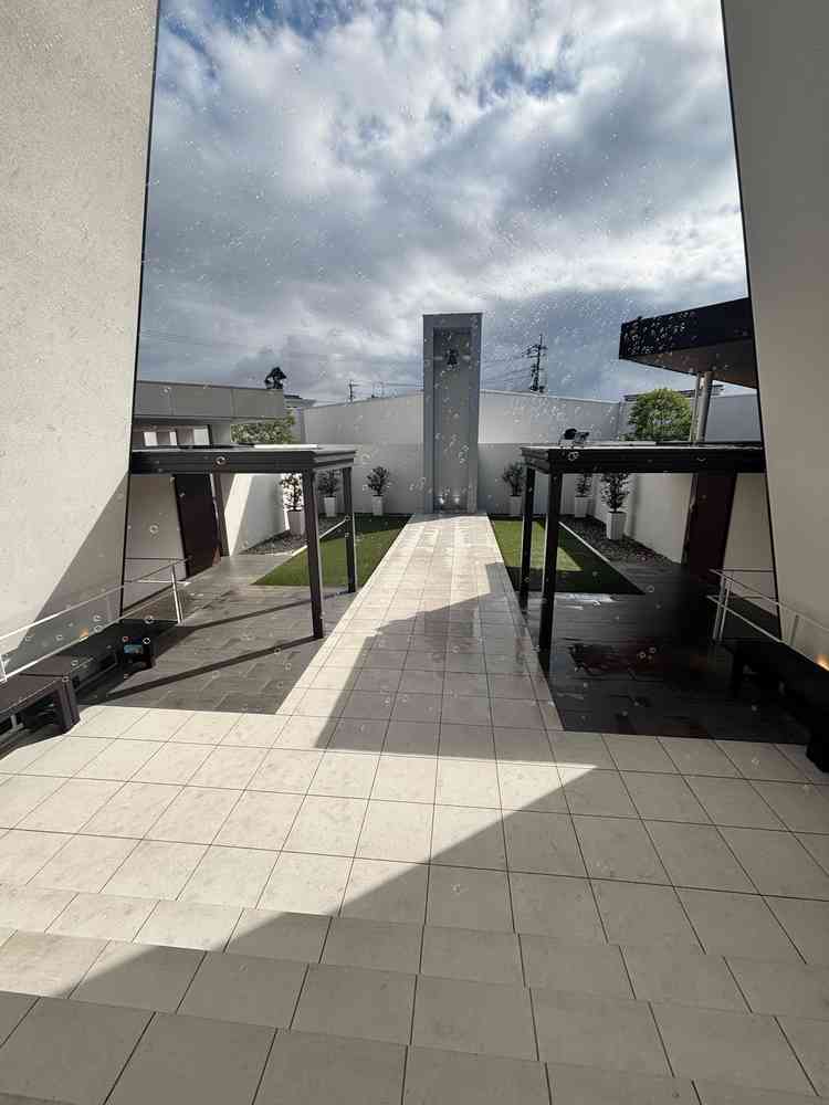 チャペル後のフラワーシャワー