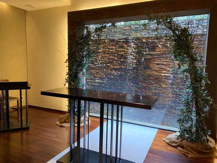 滝が流れているチャペルが印象的。外で雨が降っていても気にならないとのコメントでした。