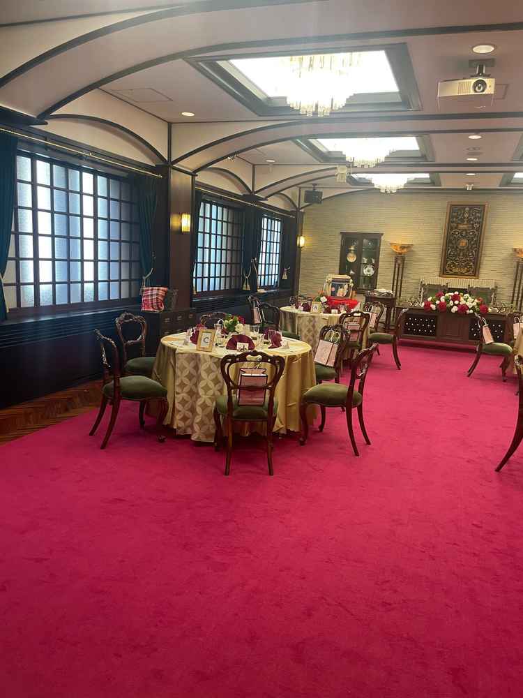 披露宴会場はシックな感じで大正を感じました