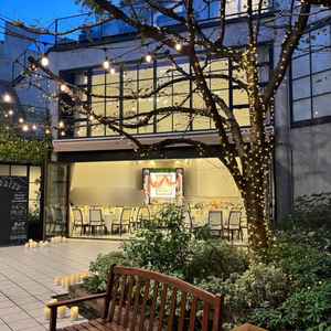 庭と披露宴会場が繋がっており、様々な演出に対応できそうでした。ただ時期もあり、やや緑は少なめでした。