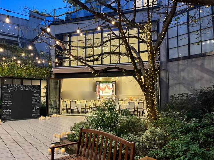 庭と披露宴会場が繋がっており、様々な演出に対応できそうでした。ただ時期もあり、やや緑は少なめでした。