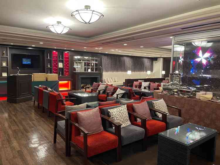 バーをテーマにした、招待客の待合に使える部屋。