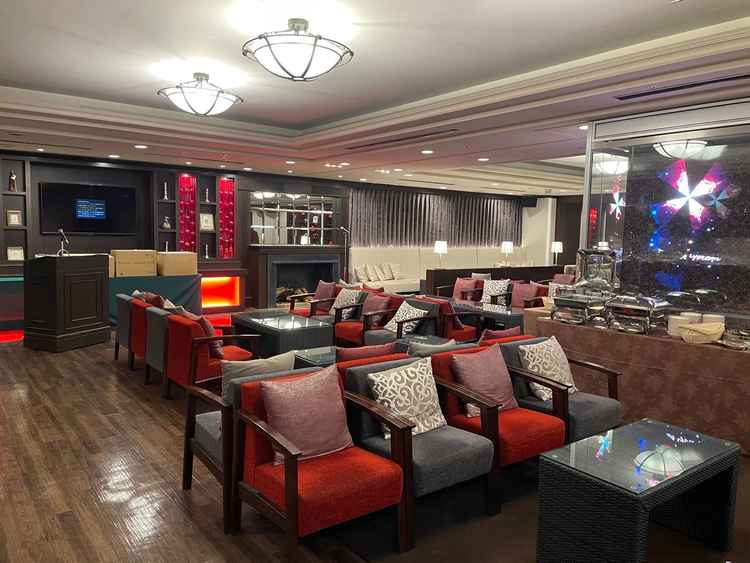 バーをテーマにした、招待客の待合に使える部屋。