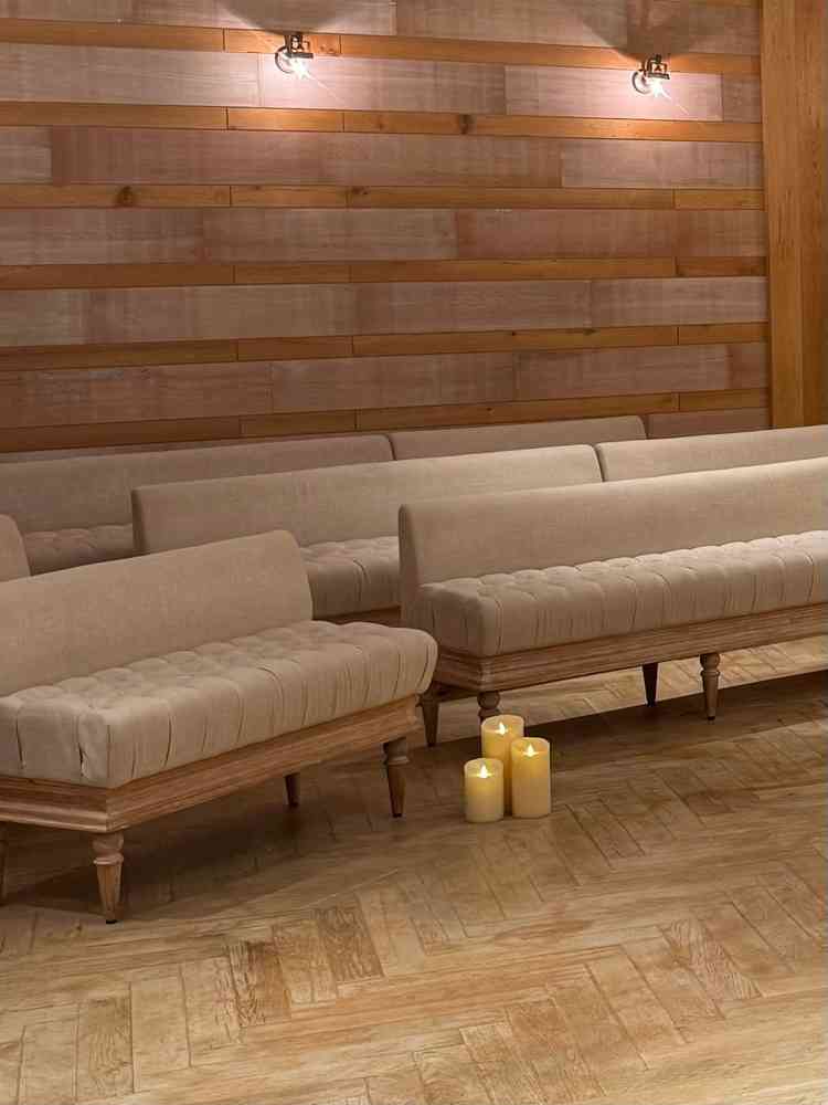 チャペルの椅子の配置も自由度が高い。見学当日は新郎新婦を囲む形で設置されておりオリジナリティを感じた