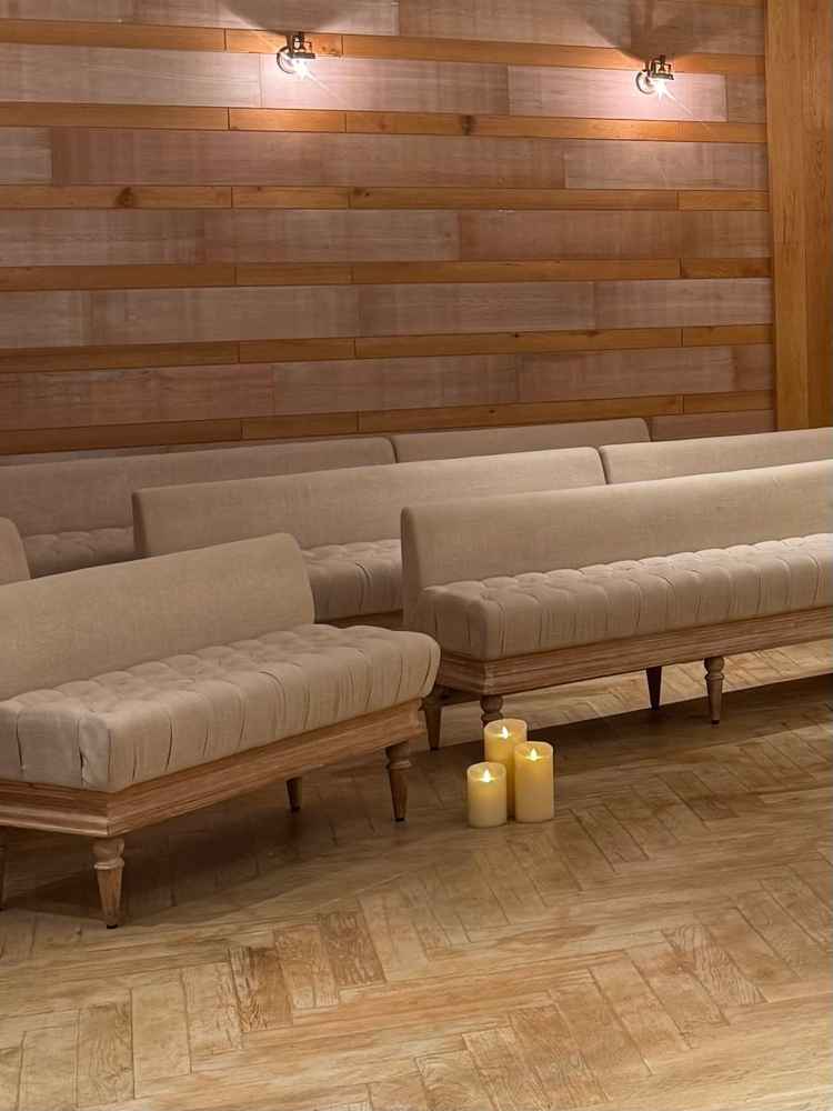 チャペルの椅子の配置も自由度が高い。見学当日は新郎新婦を囲む形で設置されておりオリジナリティを感じた