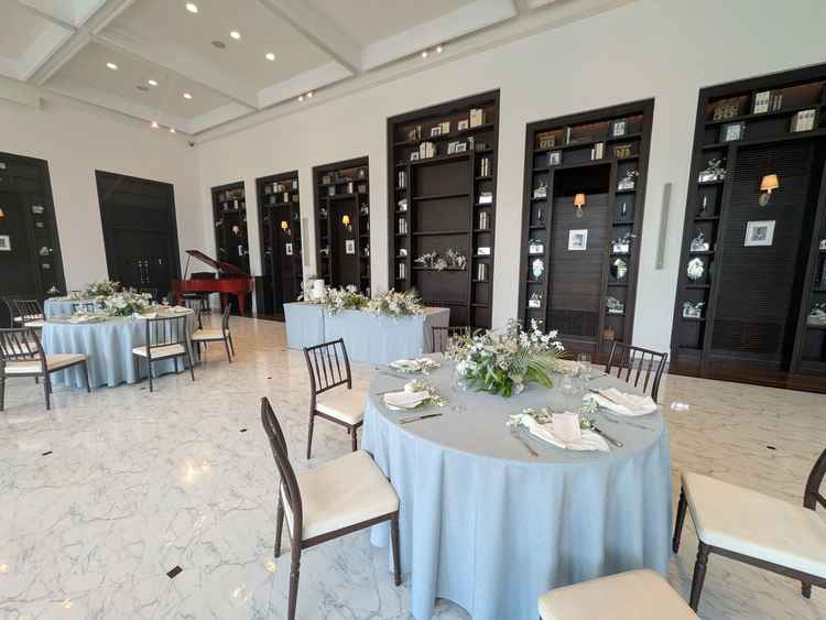 披露宴会場。白と黒のコントラストが素敵で、シンプルなので装飾関係で自分の色を出しやすい仕様。