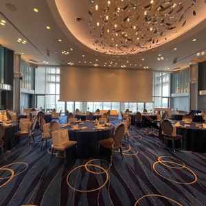 最上階の海をテーマとした披露宴会場。神戸らしさを感じられる。