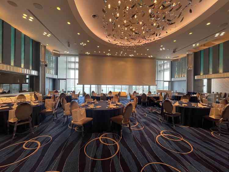 最上階の海をテーマとした披露宴会場。神戸らしさを感じられる。