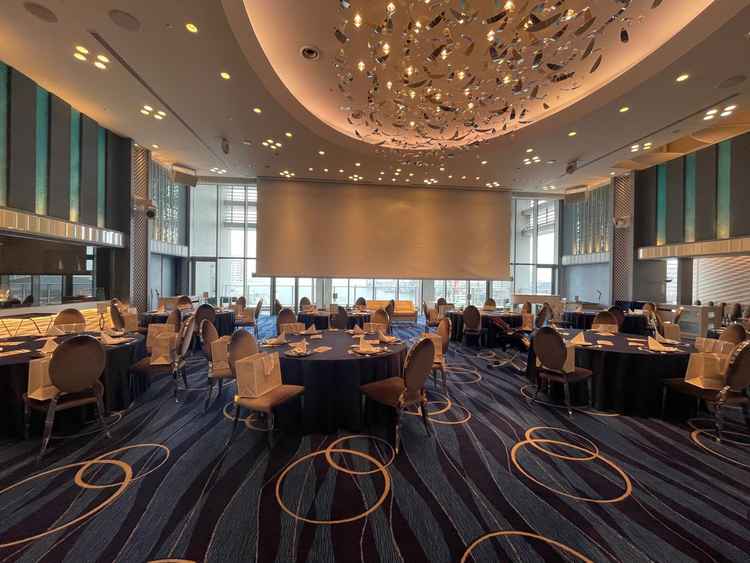 最上階の海をテーマとした披露宴会場。神戸らしさを感じられる。