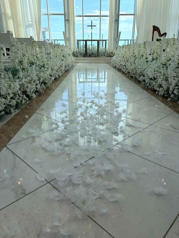 新郎新婦が退場する際に空から降る羽根です。天空をイメージして作ったチャペルで、天空をより演出でした。
