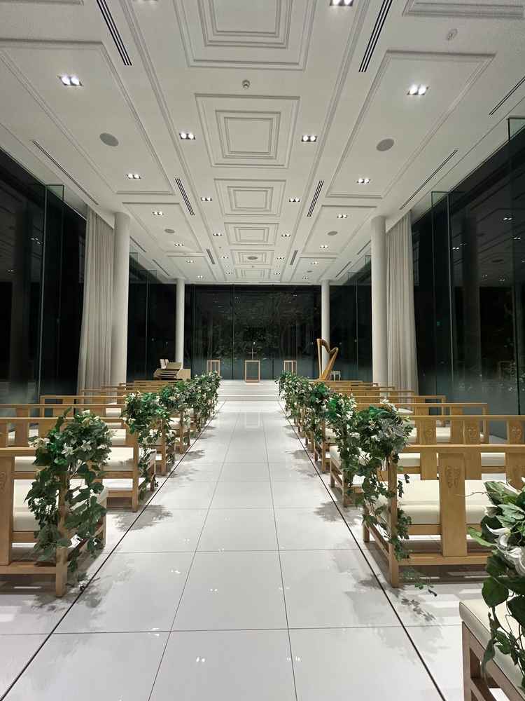 チャペル。夜なのでわかりづらいですが3面ガラス張りで開放感があり、昼は自然光でとても綺麗そうでした。