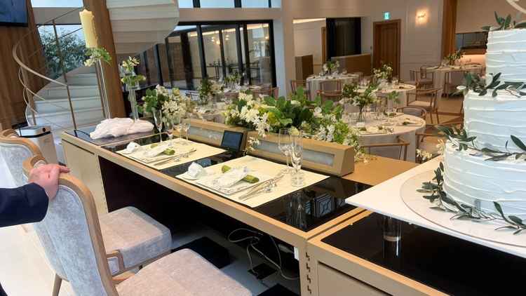 披露宴会場の写真です。新郎新婦のテーブルにはライトがあり、素晴らしいと感じました。