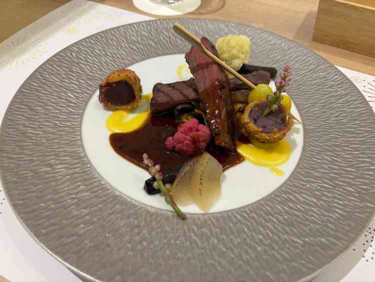 牛肉と季節の野菜です。実際のお料理にはお野菜はついていないとおっしゃっていたと思います。