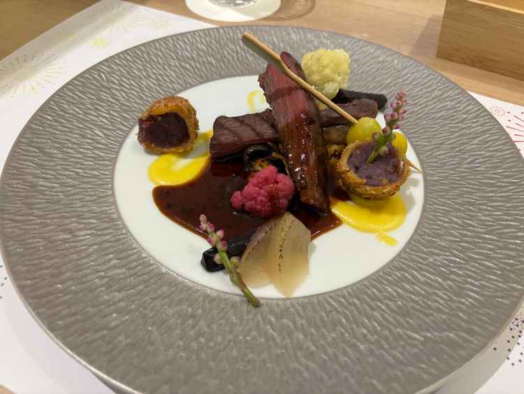 牛肉と季節の野菜です。実際のお料理にはお野菜はついていないとおっしゃっていたと思います。