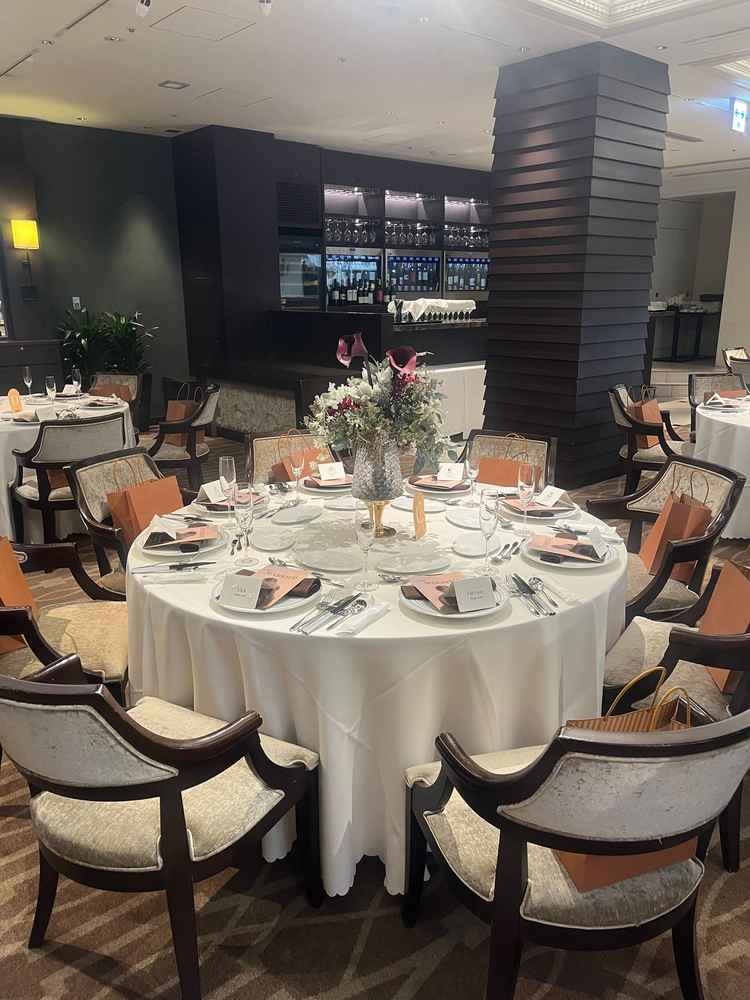 雰囲気が完成されているテラス付きの披露宴会場