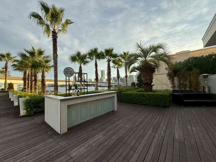 披露宴会場のテラス。ここでドリンクを出すのもいいらしい。