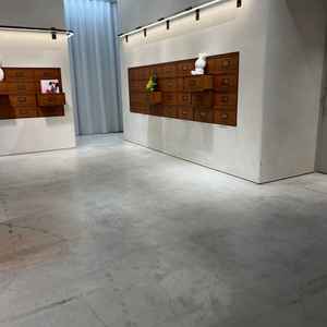 展覧会のような印象の挙式会場の飾りスペース