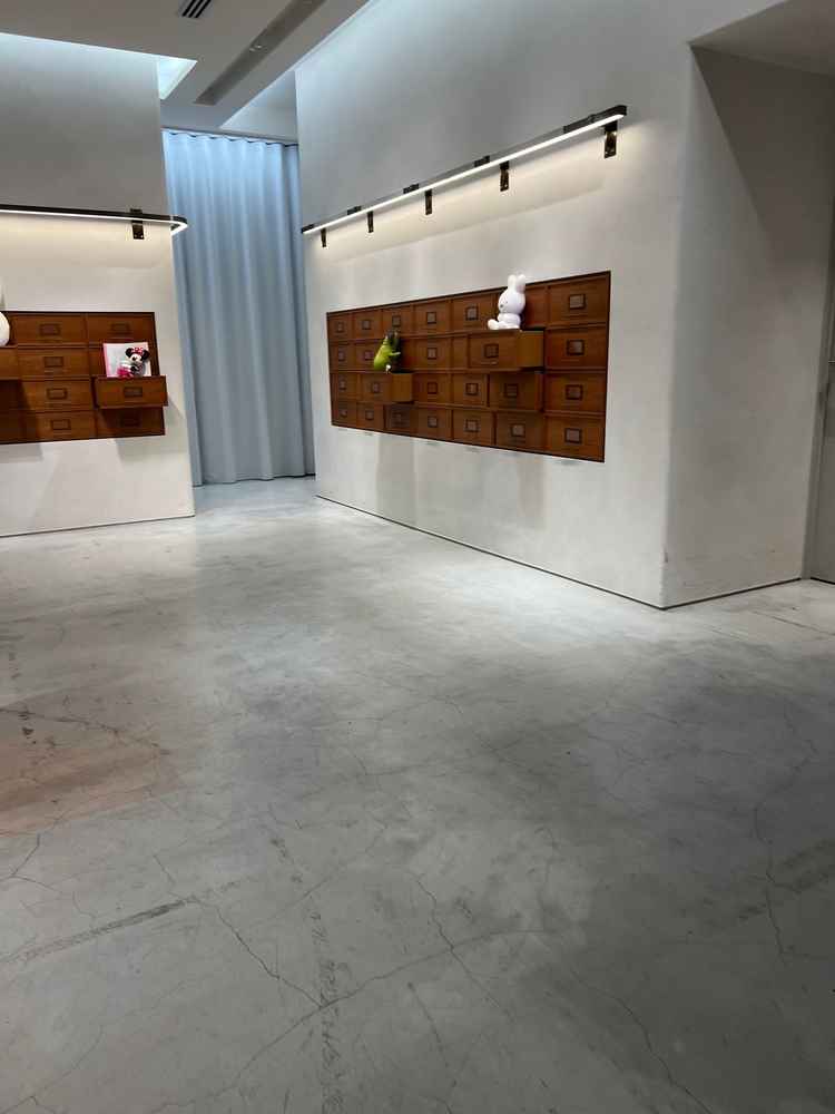 展覧会のような印象の挙式会場の飾りスペース