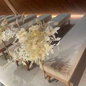 チャペルのイスが可愛かった。追加料金なしで付いてる造花も素敵でした。