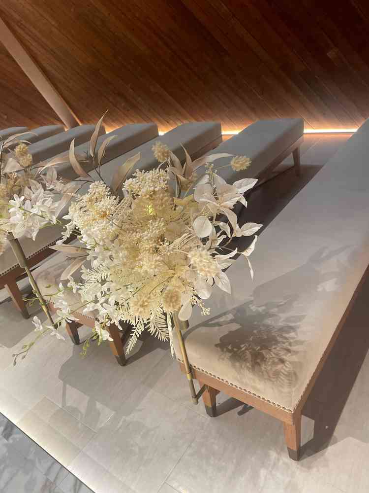 チャペルのイスが可愛かった。追加料金なしで付いてる造花も素敵でした。