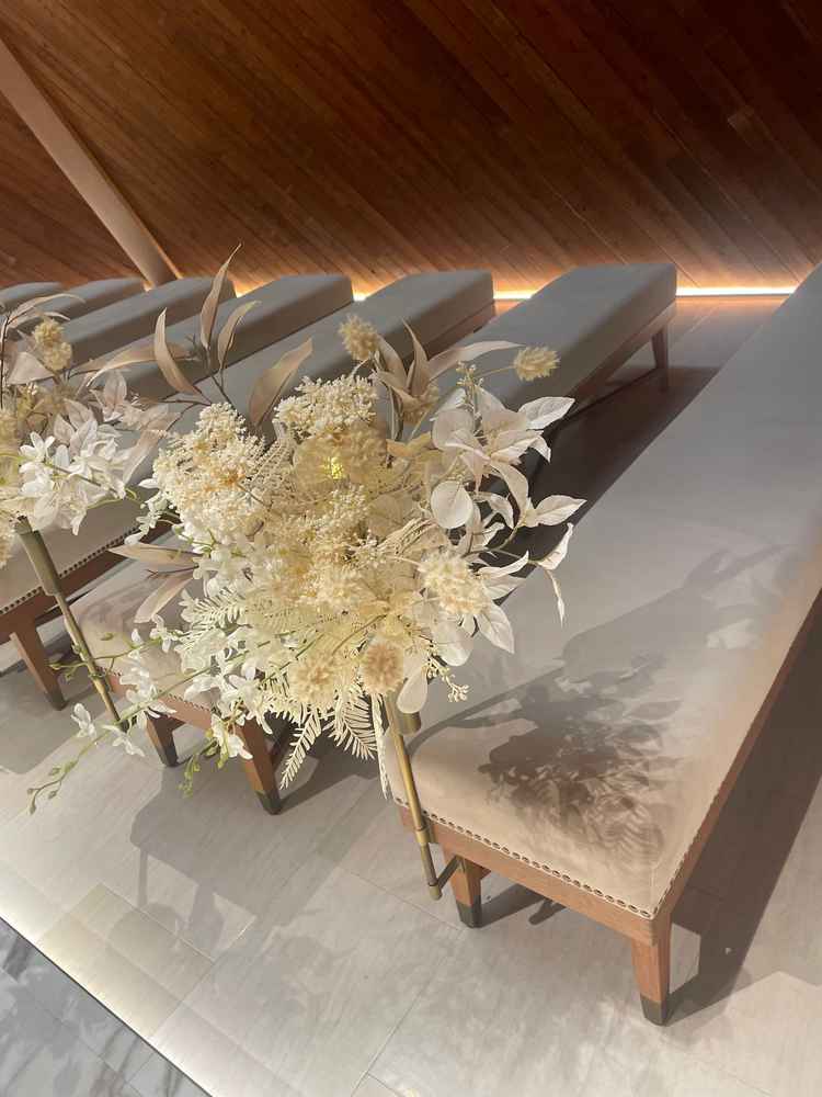 チャペルのイスが可愛かった。追加料金なしで付いてる造花も素敵でした。