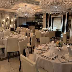 披露宴会場は自由度が高いですが、90名だと少し窮屈に感じました。