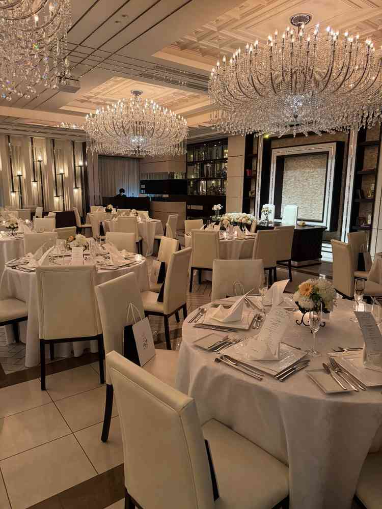 披露宴会場は自由度が高いですが、90名だと少し窮屈に感じました。