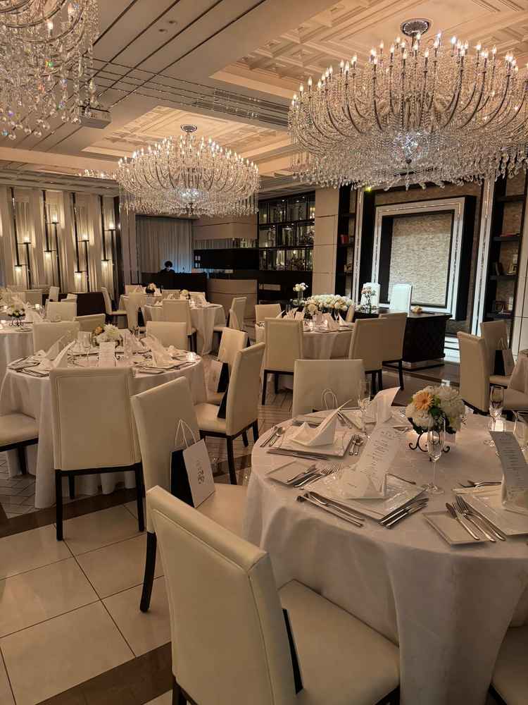 披露宴会場は自由度が高いですが、90名だと少し窮屈に感じました。