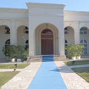 門をくぐると絨毯が伸びていき別世界へ導かれるような感覚。周りは木々に囲まれて外国のお庭みたいです。