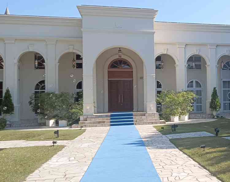 門をくぐると絨毯が伸びていき別世界へ導かれるような感覚。周りは木々に囲まれて外国のお庭みたいです。