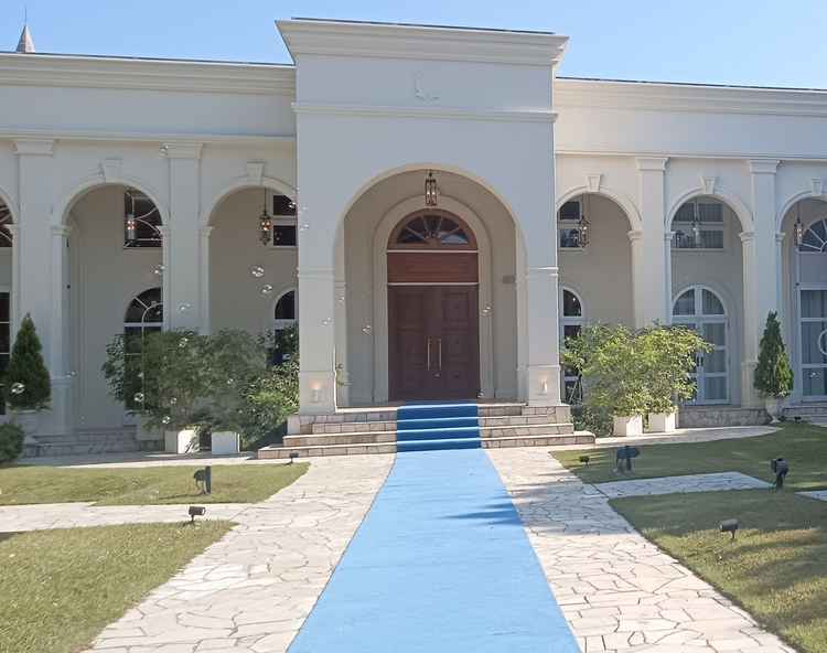 門をくぐると絨毯が伸びていき別世界へ導かれるような感覚。周りは木々に囲まれて外国のお庭みたいです。