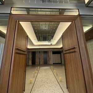 チャペルの手前のスペース。入場前に家族との時間を過ごすことができる。映像投影もでき感動的な演出が可能