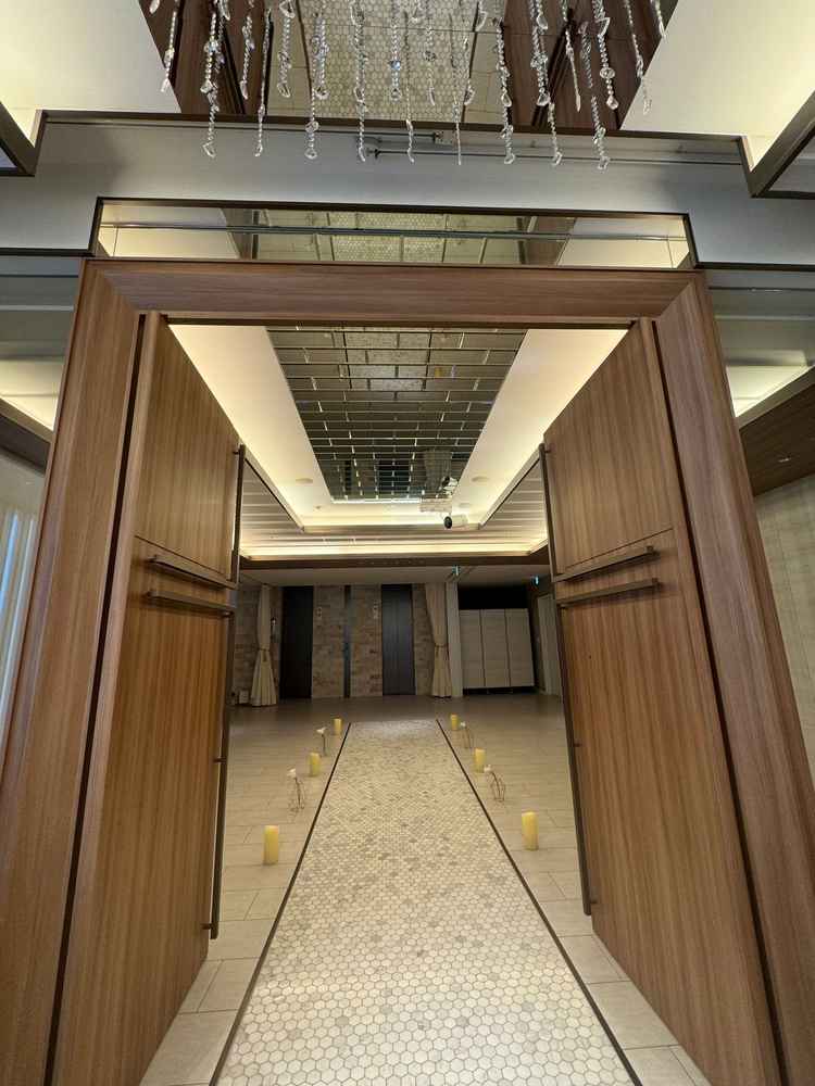 チャペルの手前のスペース。入場前に家族との時間を過ごすことができる。映像投影もでき感動的な演出が可能