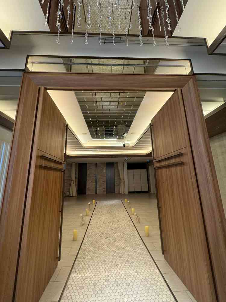 チャペルの手前のスペース。入場前に家族との時間を過ごすことができる。映像投影もでき感動的な演出が可能