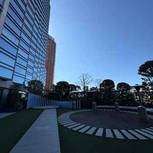 フラワーシャワーやブーケトスが出来るガーデン。都心とは思えない緑を感じることができる空間。