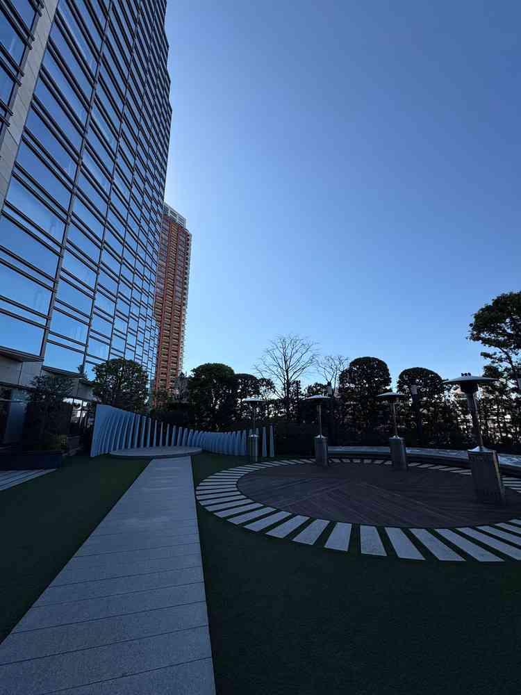 フラワーシャワーやブーケトスが出来るガーデン。都心とは思えない緑を感じることができる空間。