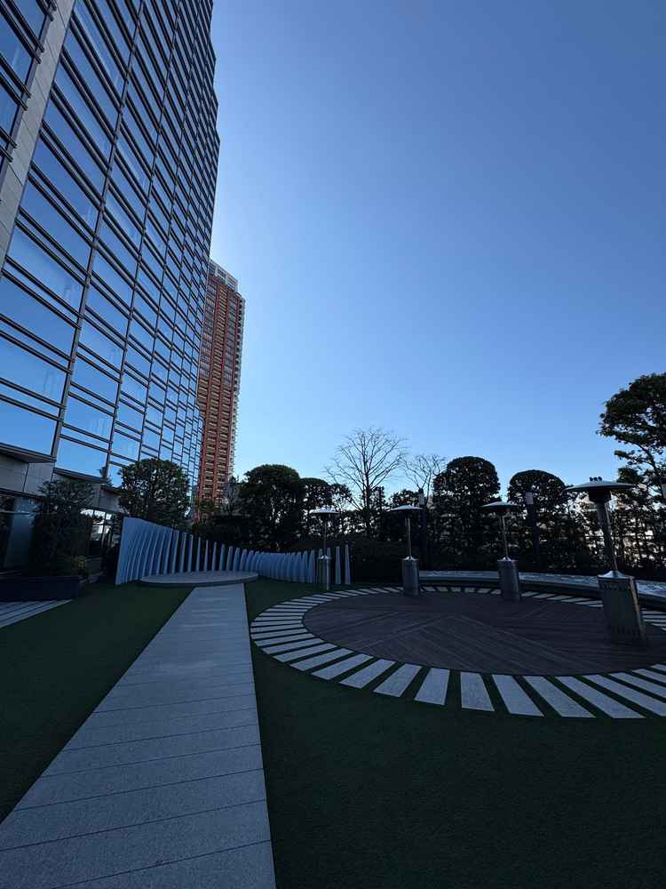 フラワーシャワーやブーケトスが出来るガーデン。都心とは思えない緑を感じることができる空間。