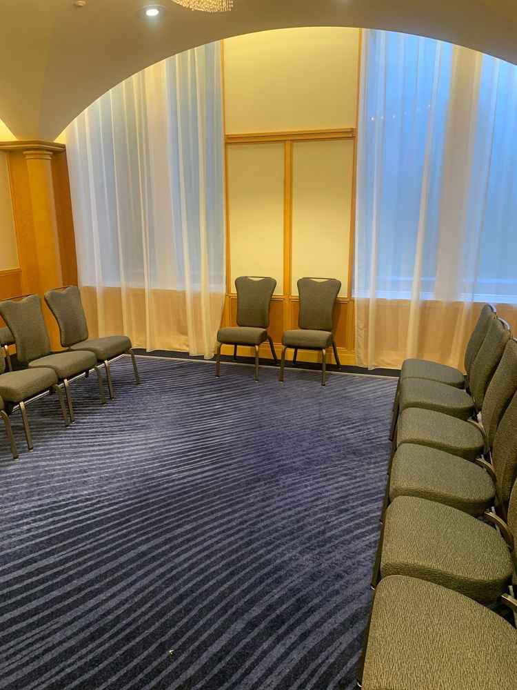 両家顔合わせの際はこの部屋で本人も含めて挨拶ができる。広くもなく、狭くもなくの部屋でした。