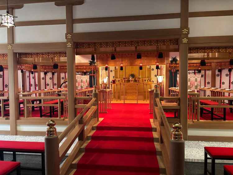 館内神殿はやや暗く、雰囲気があった。